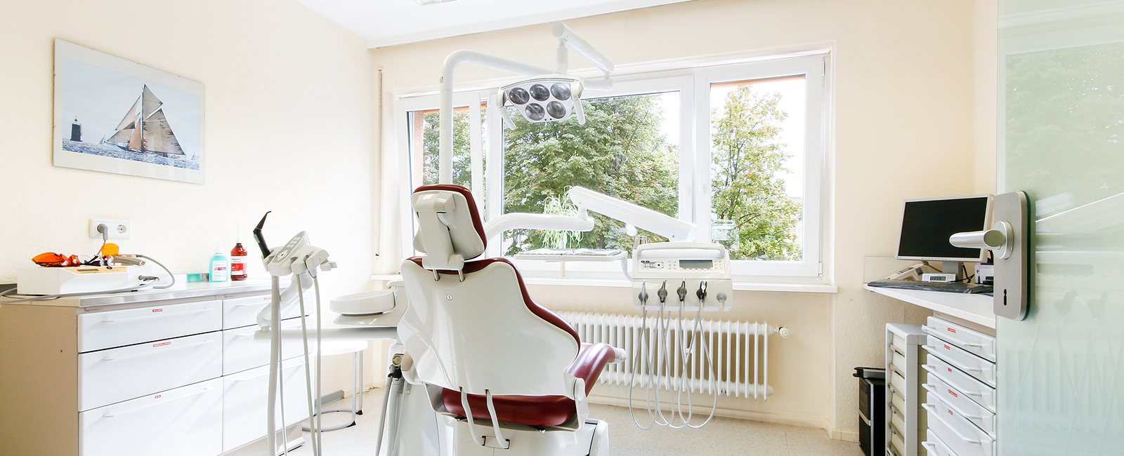 Behandlungszimmer mit Zahnarztstuhl und zahnärztlicher Ausstattung 