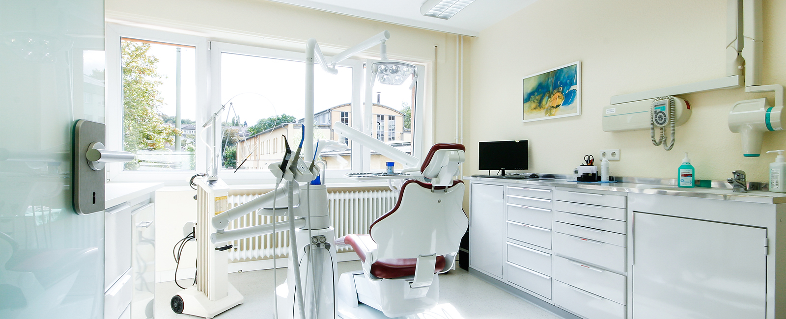 Behanldungszimmer mit Geräten für die Zahnreinigung