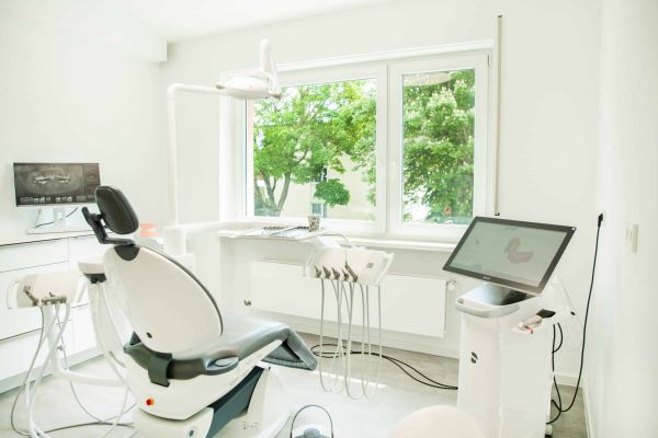 Modernes Behandlungszimmer mit Ausblick - Zahnärzte Pforzheim WKF 130